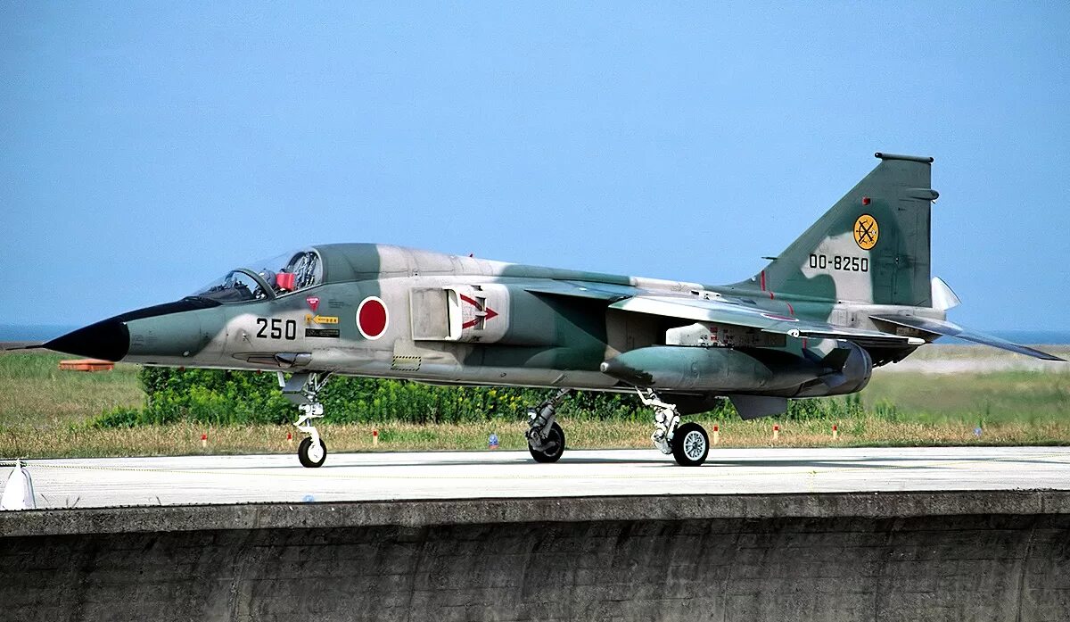 Истребители японии. Mitsubishi f-1. Mitsubishi f1 самолет. Истребитель Mitsubishi f-1. Японский истребитель Мицубиси f 1.