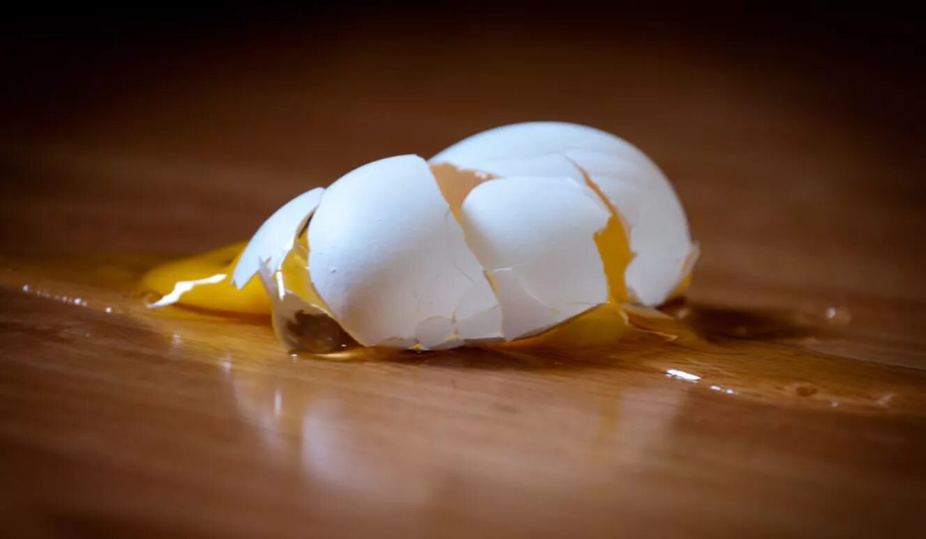 Разбитое яйцо. Расколотое яйцо. Красиво разбитое яйцо. Треснувшее вареное яйцо. К чему снится разбитое сырое яйцо женщине