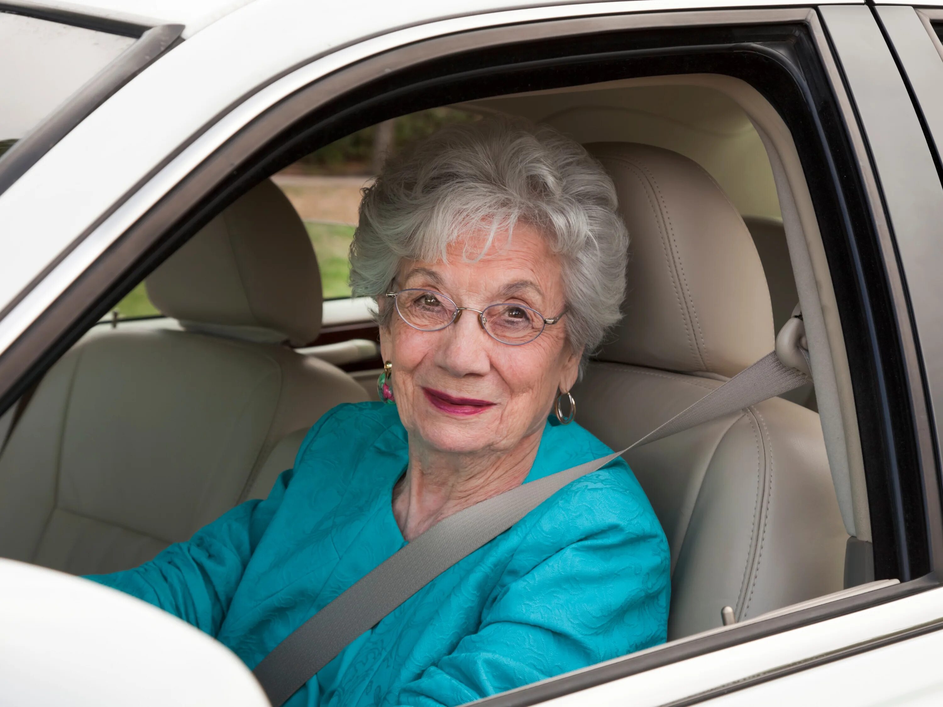 Автомобиль пенсионеру. Пенсионер на автомобиле. Пожилой автомобиль. Машина для пенсионеров. Пожилой на авто.