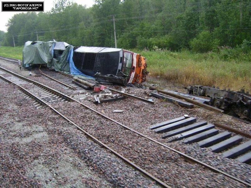 Разбитая железная дорога. Авария на железной дороге.