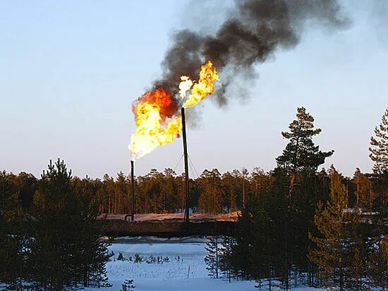 Факел газовый в ХМАО. Факел на месторождении. Факел на месторождении газа. Попутный нефтяной ГАЗ факел. Комплекс сжигание