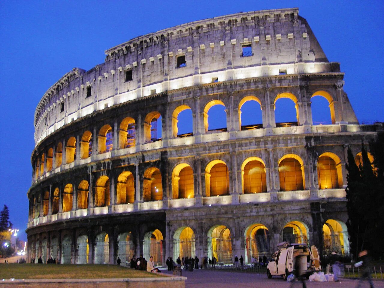 Колизей страна где находится. Италия Колизей. Веспасиан Колизей. Колизей здание Рим. Италия арка и Колизей.