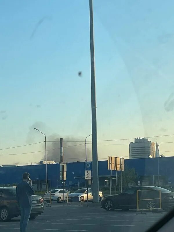 октябрьская набережная новости. пожар в санкт-петербурге приморский район. сегодняшний пожар на октябрьской набережной. пожар на октябрьской набережной сейчас. что за дым в санкт петербурге сегодня.