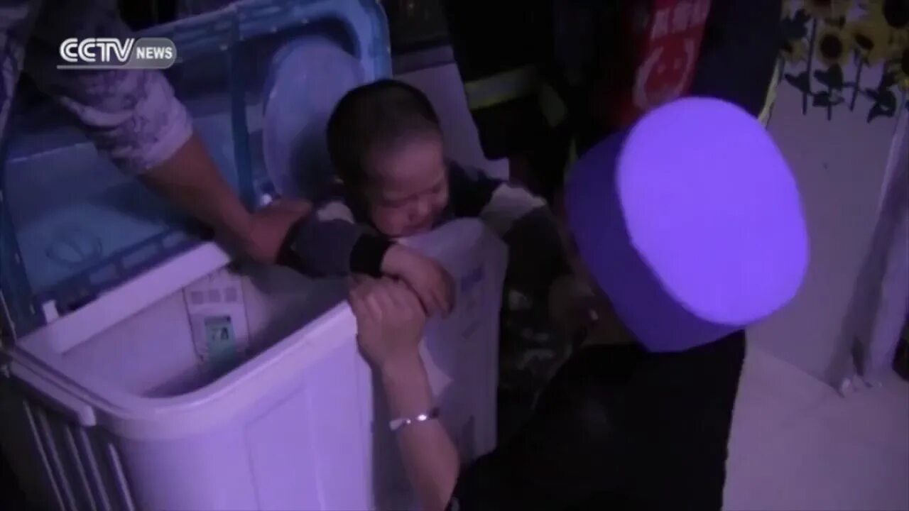 застряла в стиральной машинке. мама застряла в машине. мама застряла в машине. девушка застряла в стиралке. застряла в стиральной машине.