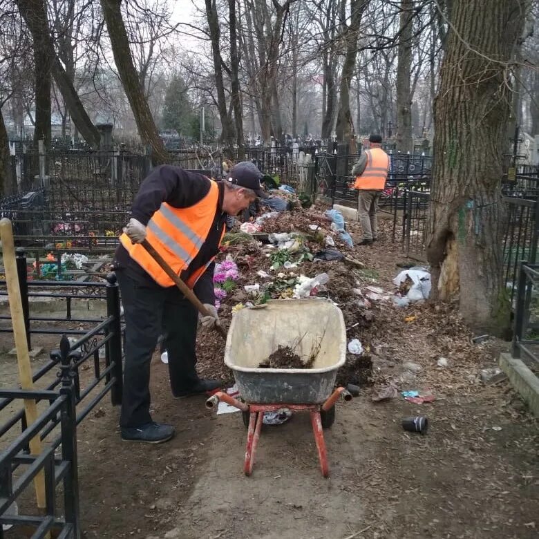 Какого числа убираться на кладбище. Лепёшкинское кладбище орёл. троицкое кладбище орел. уборка на кладбище. уборка кладбищ орел.
