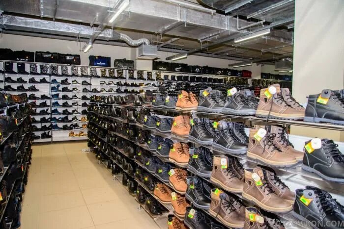 Стоят собранные в магазине. Mystery shopper. Стоят собранные в магазине. Человек в строительном магазине. Стоят собранные в магазине.