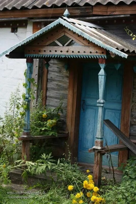 Старый деревенский дом с крыльцом. Этюд части дома с окном или крылечком и части улицы. Дача великого князя бориса владимировича. Махотин этот дом со скрипучим крыльцом. Деревенский домик с крыльцом.