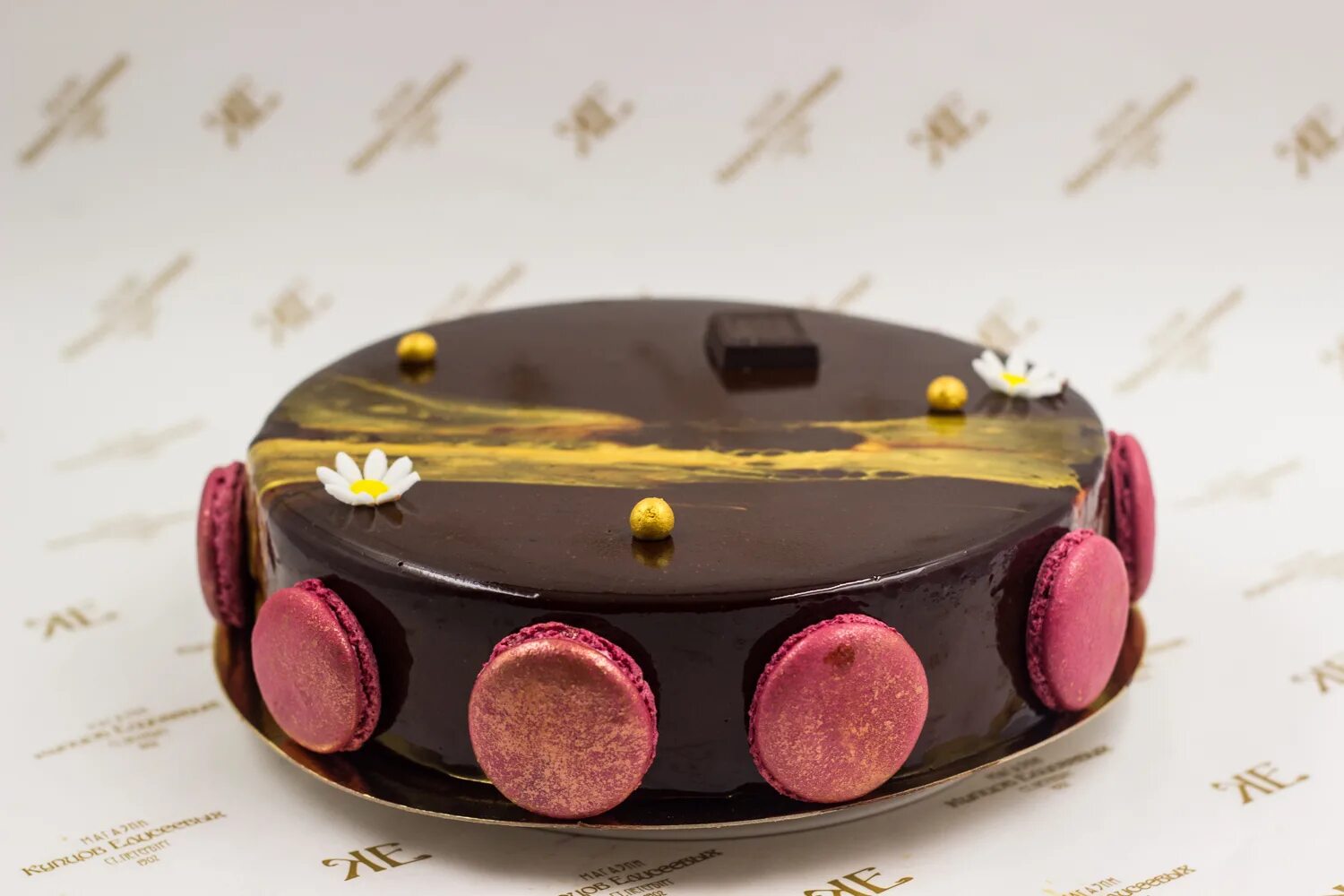 Суфлейный торт три шоколада. Торт суфле три шоколада. Тортик муссовый три шоколада. Чизкейк "три шоколада". Французская кухня десерты.