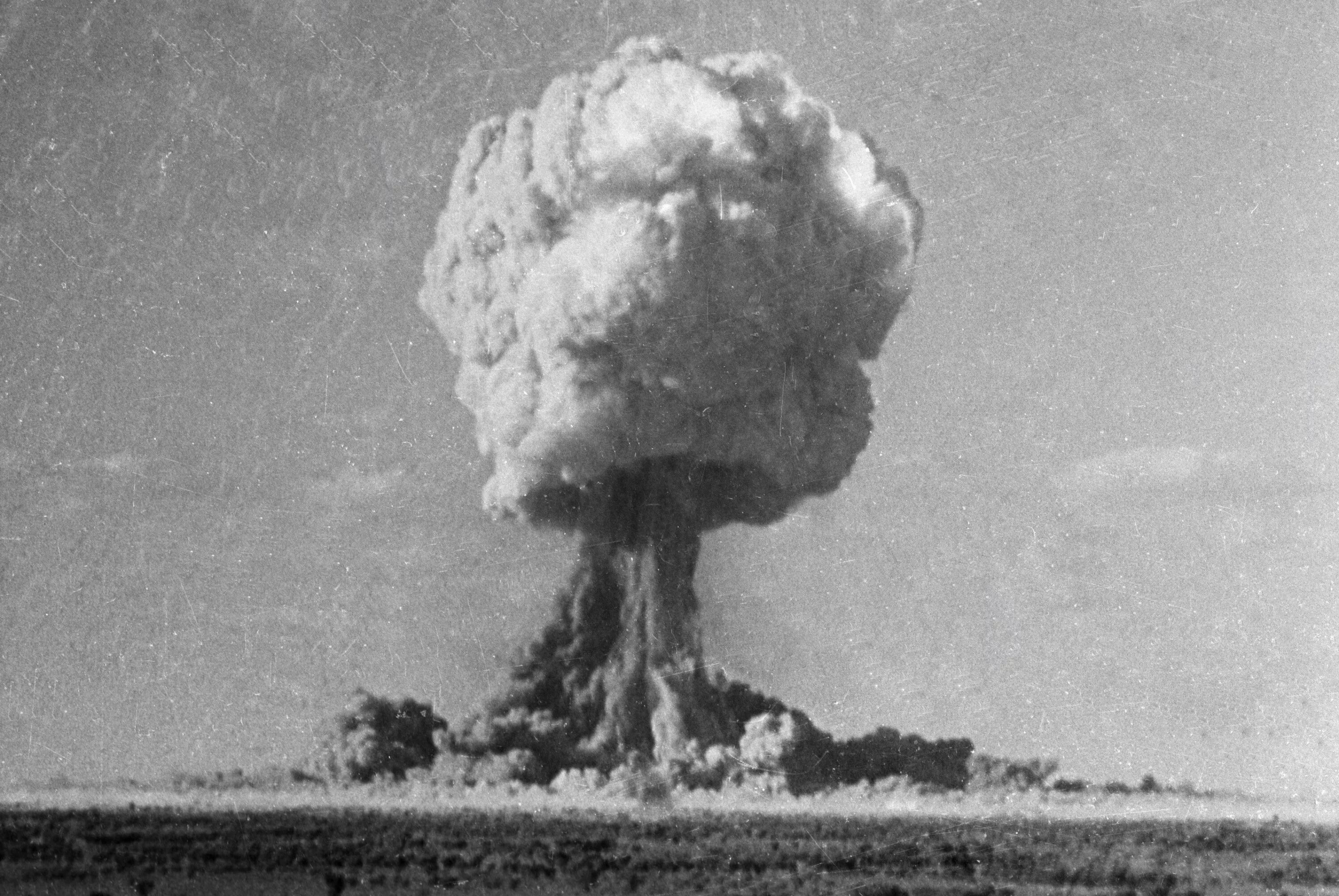 Первое успешное испытание советской ядерной бомбы. Испытание атомной бомбы в СССР. Атомная бомба РДС-1 взрыв. Испытание Советской атомной бомбы 1949. Испытание первой атомной бомбы в СССР. РДС-1.