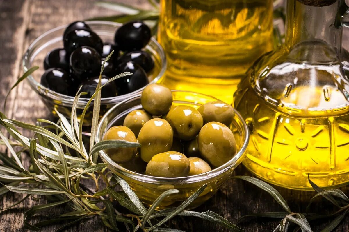 Оливковое масло. Оливки масло. Оливковое масло и маслины. Масло плодов оливы. Оливковое масло нерафинированное польза