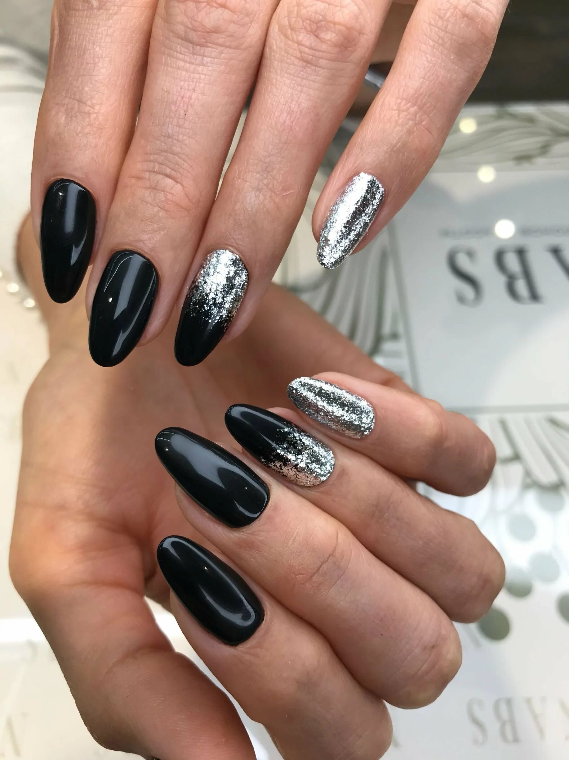 маникюр 2024 черный с серебром. маникюр 2024 черный с серебром. маникюр с черной втиркой миндаль. маникюр черный с серебром. маникюр черныйс сереброи.