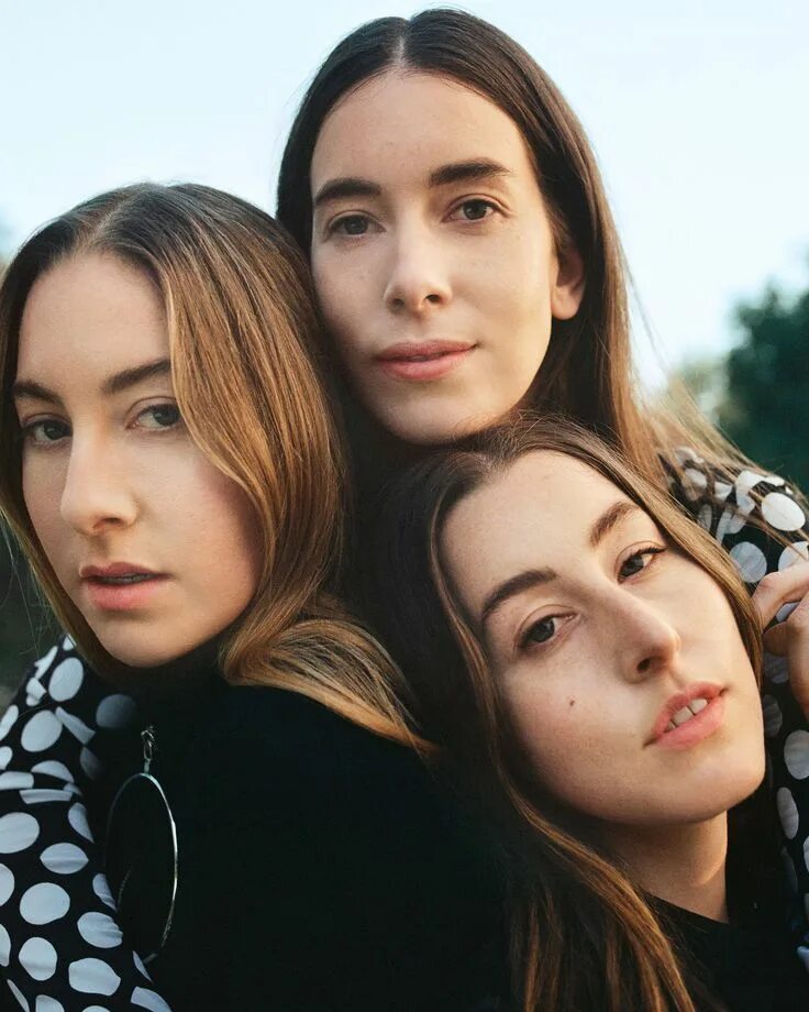 Группа сестер и мамы. Haim группа. сестры haim. сестры хаим группа.