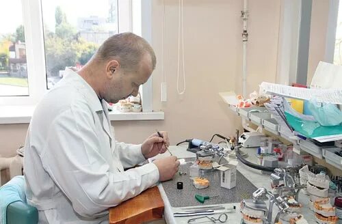Стоматологические расходные материалы. Профессия зубной техник колледж. Estetica зуботехническая лаборатория. Зубной техник. Зубной техник колледж.