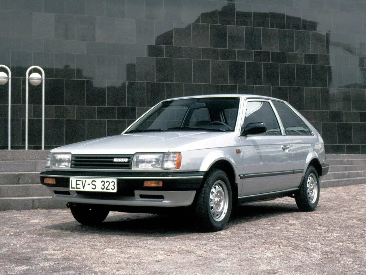 Мазда 323 bf. Mazda 323 bf sedan. Мазда 323 bf хэтчбек. Mazda 323 bf 1985. Мазда 323 хэтчбек