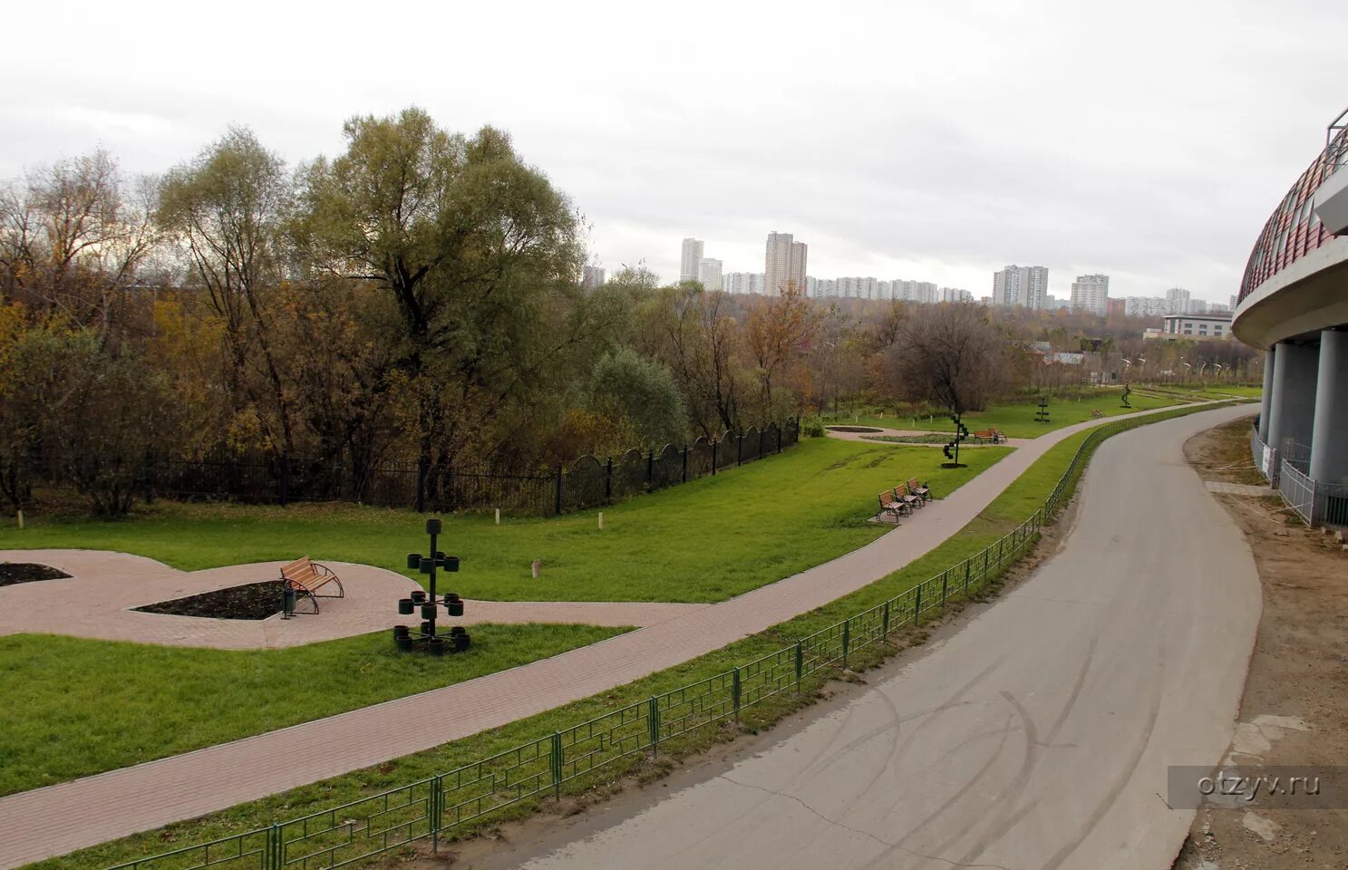 Парк Крылатские холмы. Крылатские холмы ландшафтный парк. Москворецкий парк Крылатское. Сквер в Крылатском. Москва ул крылатская 18 парк