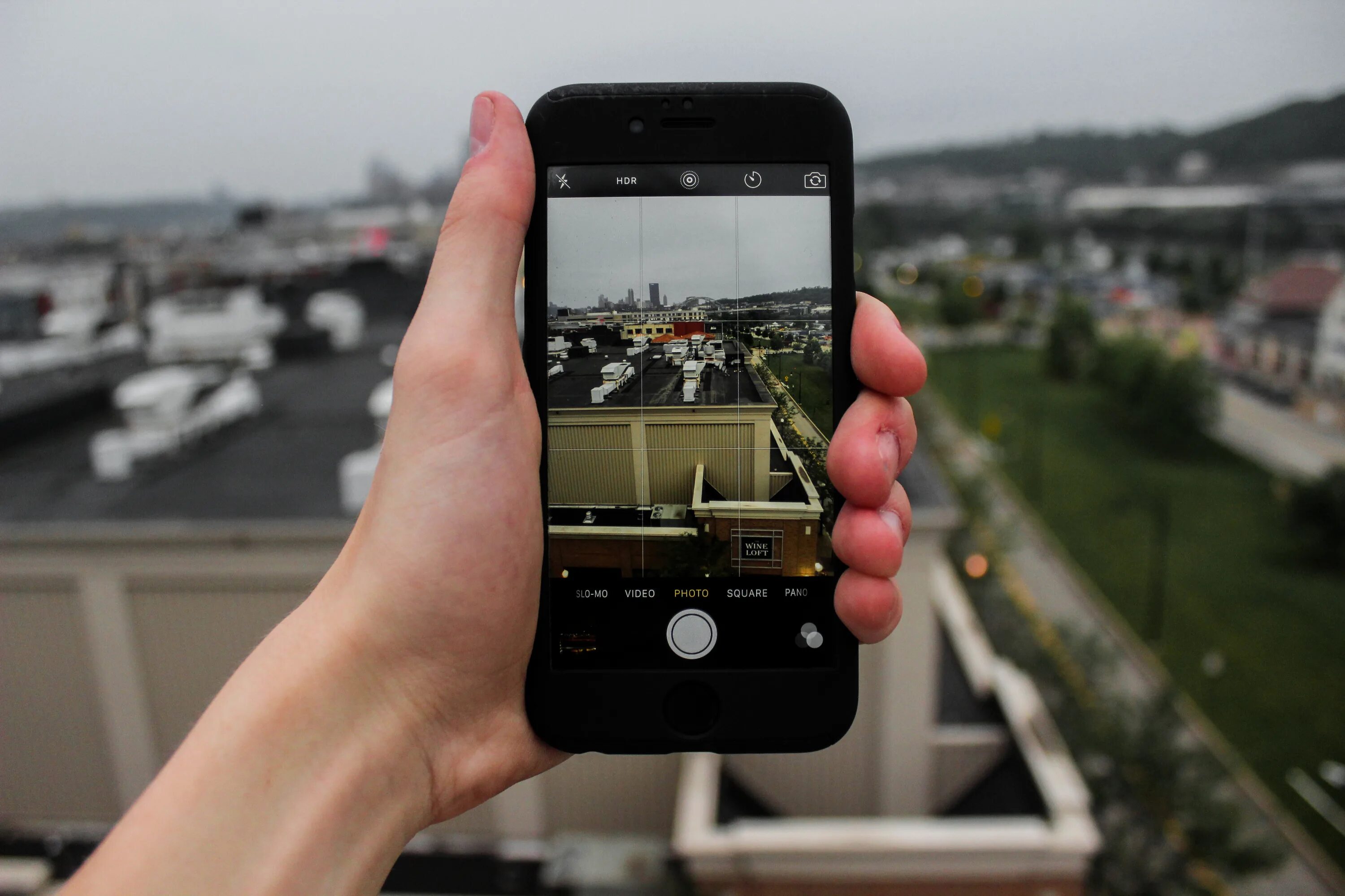 Мобильное фото. Смартфон в руке. Фотографирует на телефон. Смартфон на ладони. Рука с телефоном фотографирует.