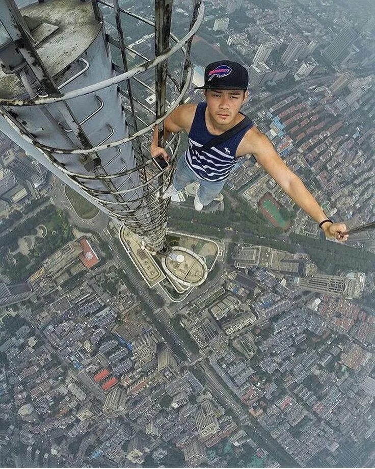 Фотки от которых можно. Экстремальные селфи. Опасные селфи. Фотосессия на мосту. Руферы селфи.