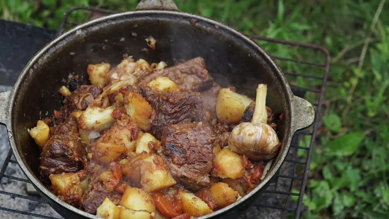 Мясо в казане с луком. Казан кебаб в казане на костре. Дамлама в казане. Думляма в казане на костре. Шулюм из баранины в казане.