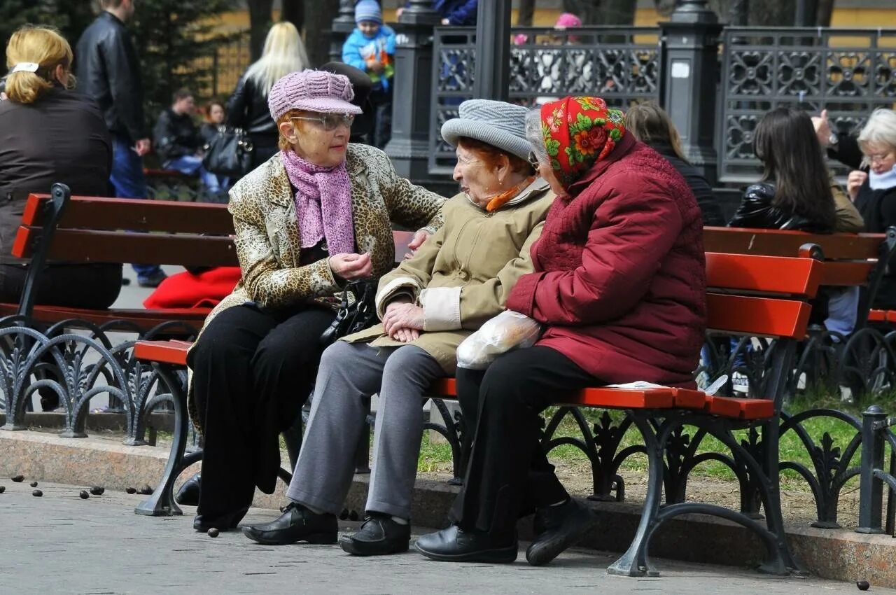 Пенсионерки на лавочке. Пенсионеры на лавочке. Пожилые люди на скамейке. Пожилые люди на улице.