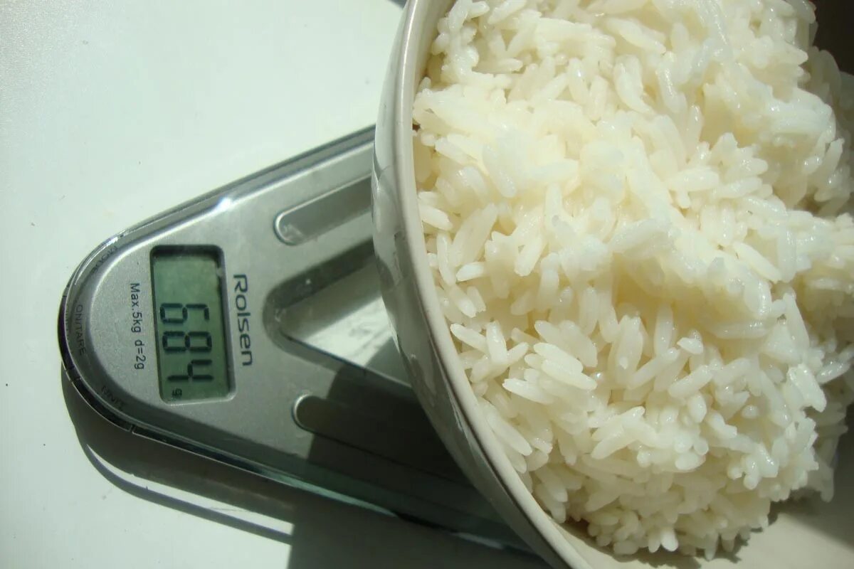 Сколько грамм в отварном рисе. 100 Гр риса. 100 Грамм варного Рисп. 200 Грамм вареного риса. 100 Г вареного риса.