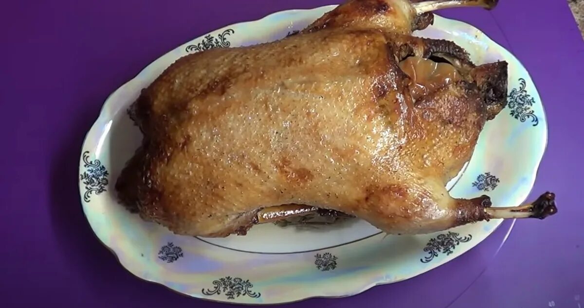 Утку в утятнице в духовке. Утка с яблоками в утятнице в духовке. Утка в утятнице в духовке. Утка в утятнице. Утка в утятнице в духовке.