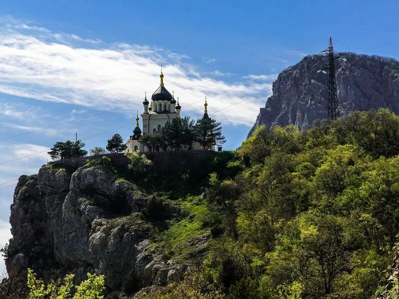 Храм на 3 горах. Форосский храм в крыму. церковь в крыму на скале форос. церковь вознесения христова форос. форос церковь на горе.