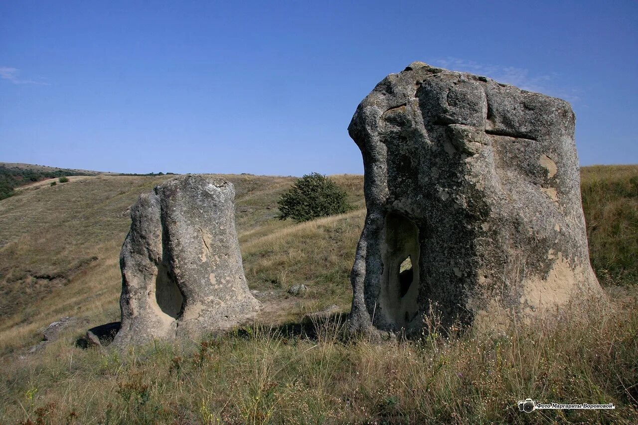 Мемориальное сооружение кроссворд в виде каменного столба