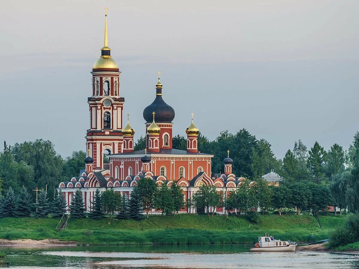 Церкви в старой руссе. Воскресенский храм старая русса. собор воскресения христова старая русса. воскресенский собор старой руссы. старая русса воскресенский собор старая русса.