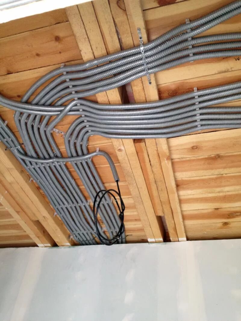 Электропроводка фото. Прокладка провода в деревянном доме. Прокладка кабеля в каркасном доме. Проводка в деревянном доме. Прокладка кабеля в деревянном доме.