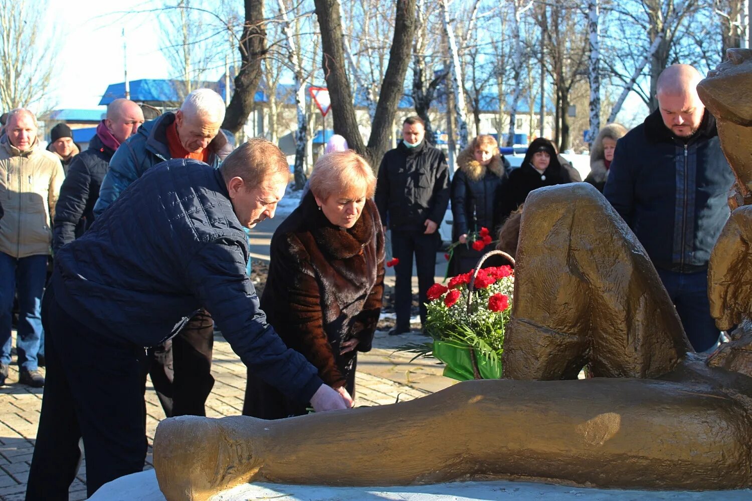 Самооборона г горловка. Памятник воинам интернационалистам в горловке. горловка памятник воинам-афганцам. возложение цветов к памятнику. памятники горловки.