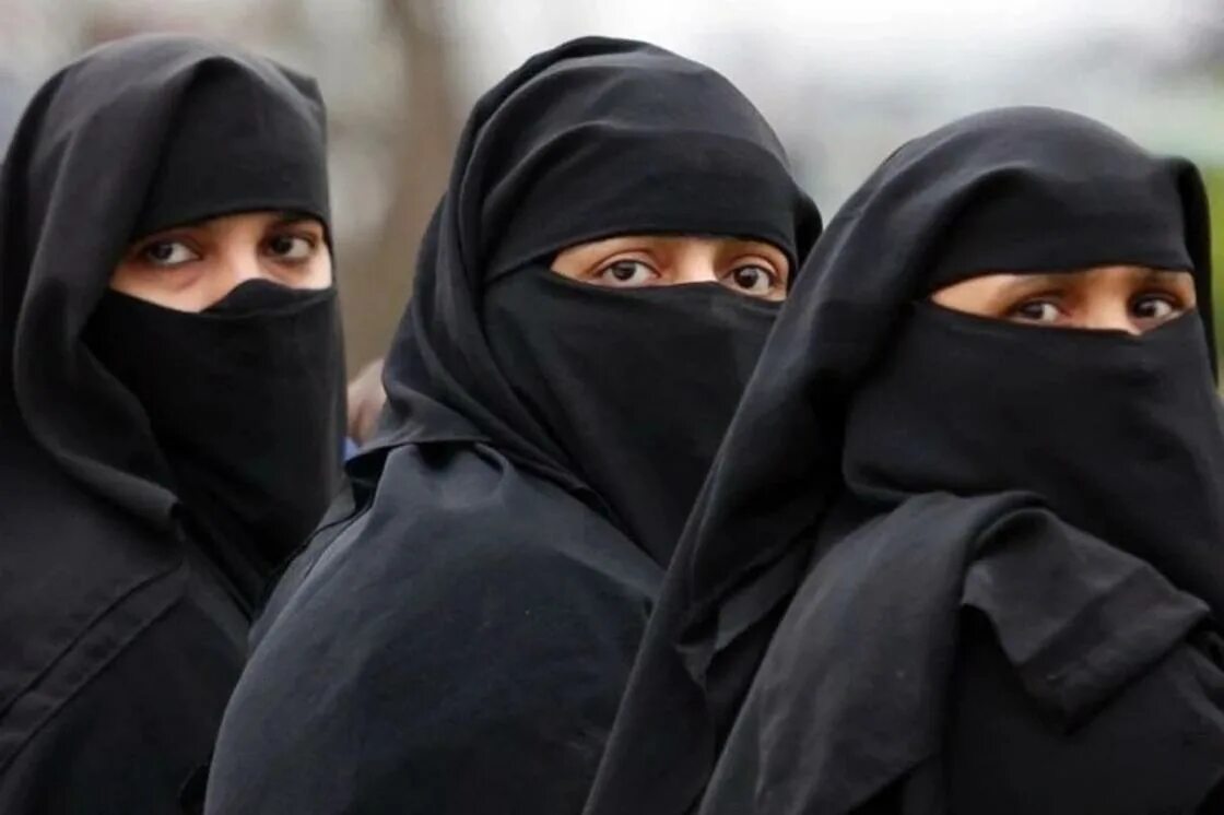 Бурка паранджа никаб. Паранджа в Саудовской Аравии. Никаб хиджаб паранджа. Никаб Саудовской Аравии.