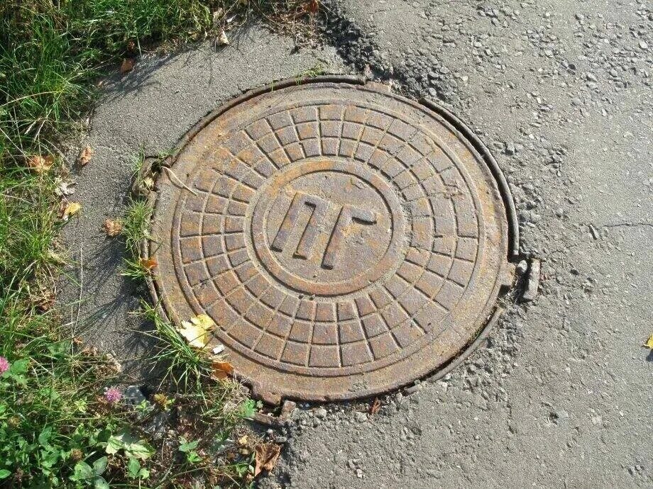 Крышки люков пожарного гидранта. Вторая крышка с замком для люка нтс 62-91-110. Крышка люка пожарного гидранта. Крышки люков пожарного гидранта. Люк чугунный тяжелый пожарный гидрант.