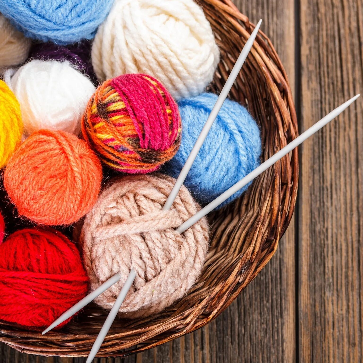 Пряжа для вязания спицами. Клубок клуб интернет магазин. Логотип магазина пряжи. Логотип рукодельницы. Шерстяной клубок.