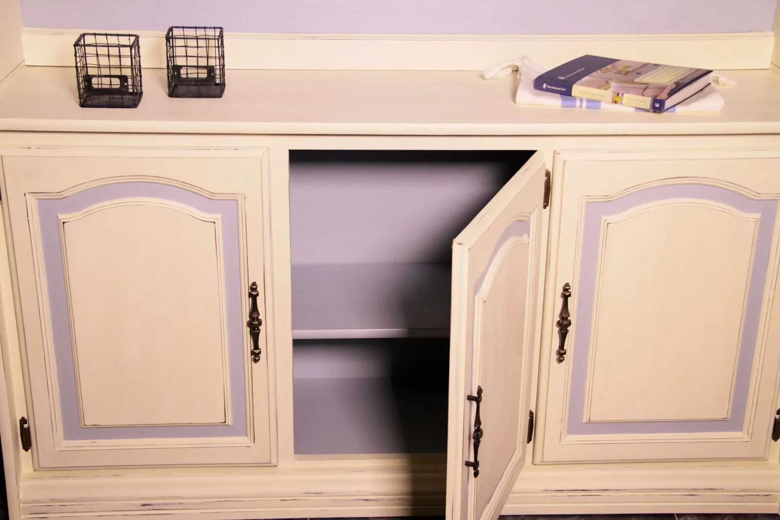 Кухонные шкафчики перекраска. Перекраска кухонного гарнитура. Перекраска кухонных фасадов из МДФ. Перекрашивание фасадов кухни.