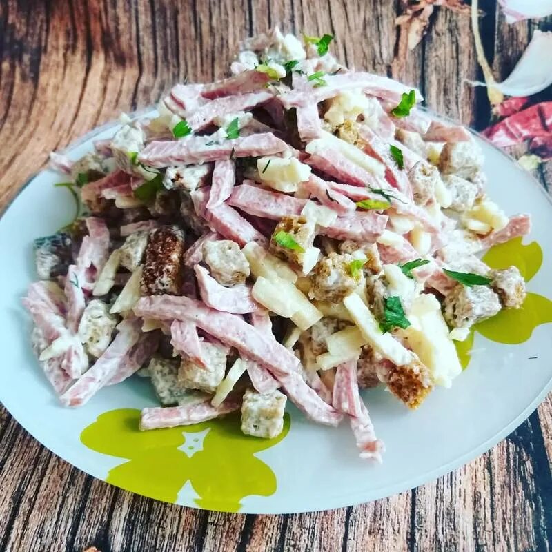 салат с кириешками и колбасой. салаты на быструю руку с сухариками. салат из сухарей. салат фасоль кириешки колбаса копченая. салатик с сухариками.