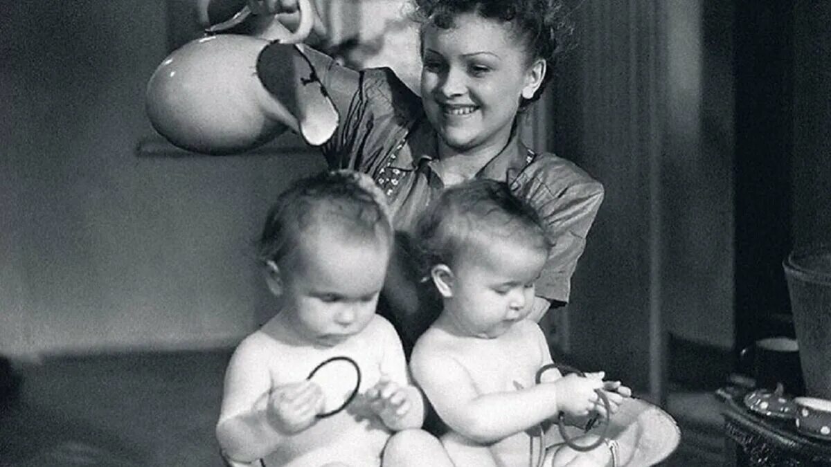 Сестры кривошляповы маша и даша. Близнецы олсен в детстве. Советские близняшки. Светлана немоляева в фильме близнецы. Пятерняшки дион.