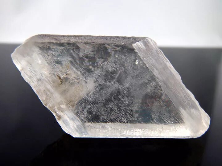 Гипс пластинчатый минерал. Гипс минерал кристаллы. Гипс селенит минерал. Гипс стекло. Гипс стекло.