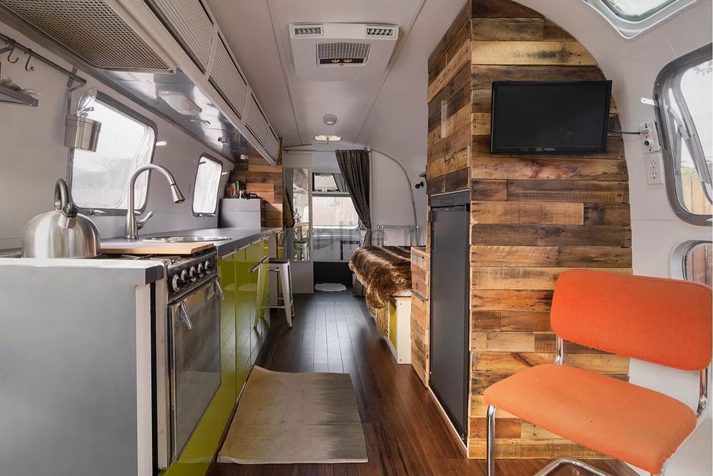 Сколько стоит вагон на колесах. Автодом Airstream. Автодом Airstream планировка. Кемпер Airstream. Автодом Airstream 280.