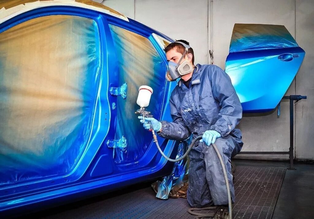 Автомаляр подготовщик. Покраска деталей авто. Работа в москве автомаляром. Покраска машины. Покрасочный цех.