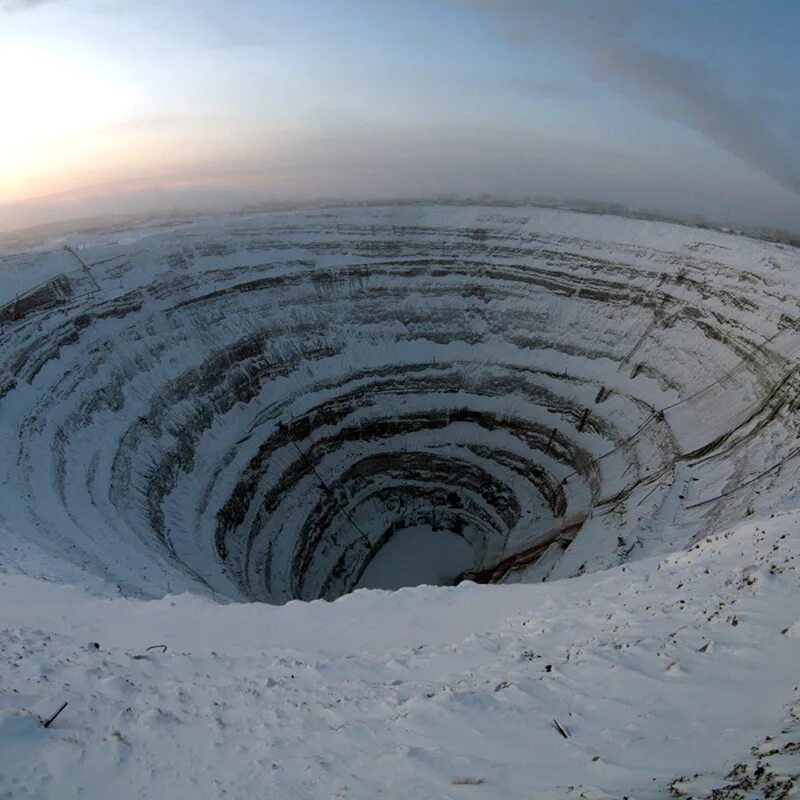 кимберлитовая трубка мирный. карьеры в якутии. карьеры в якутии. город мирный якутия карьер. поселок мирный кимберлитовая трубка.