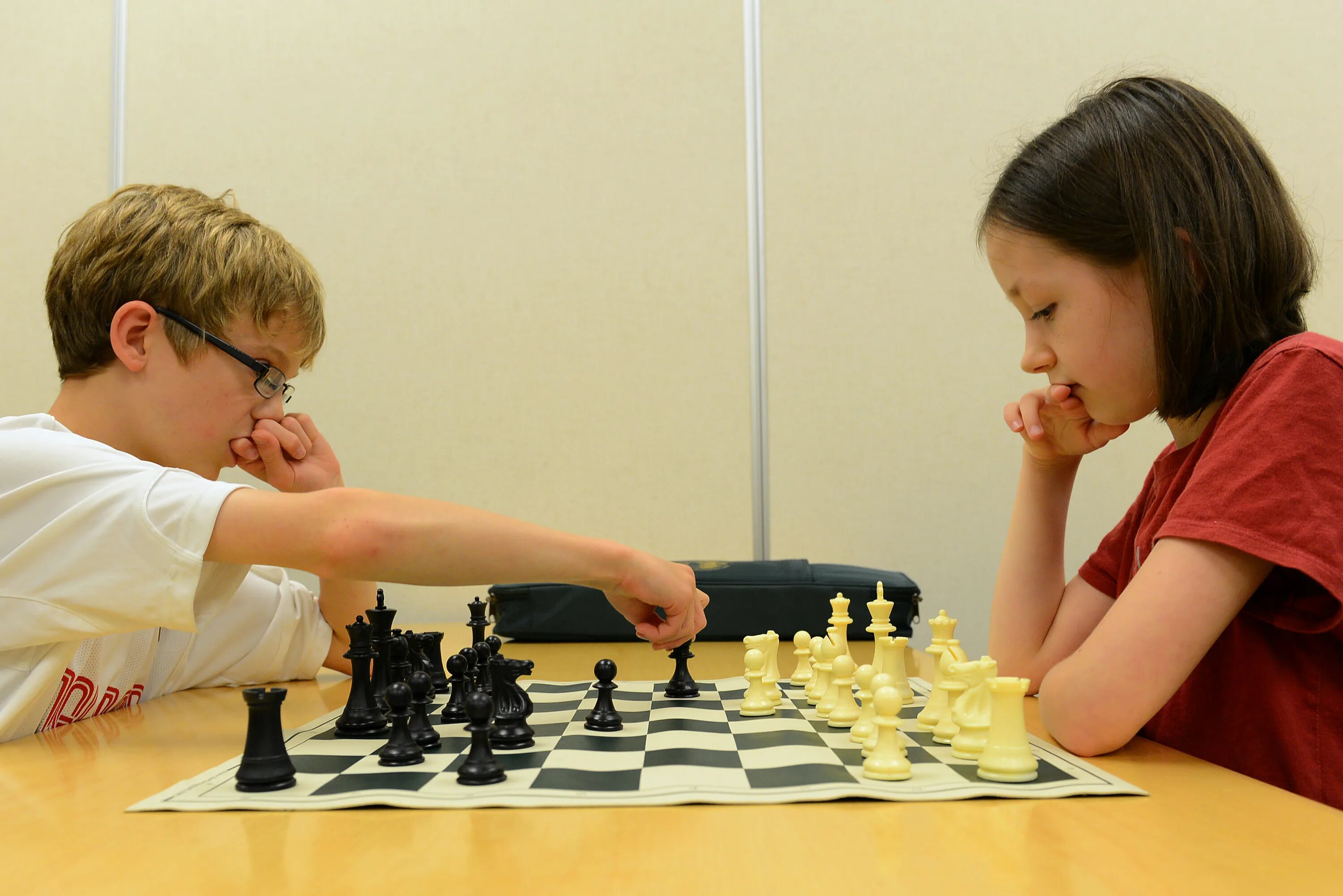 We like playing chess. Музыкальный коллектив шахматы. Школьникииграющие в шахмот. Группа по шахматам. Игроки играющие в шахматы.