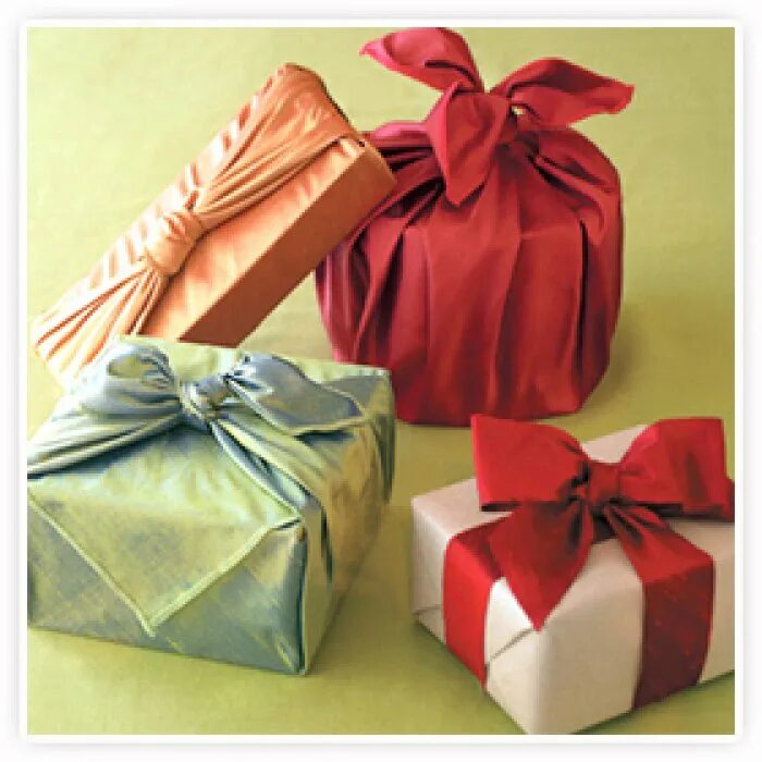 Красивая упаковка подарков. Красиво упаковать подарок. Упаковка подарка в ткань. Подарки упакованные в ткань.