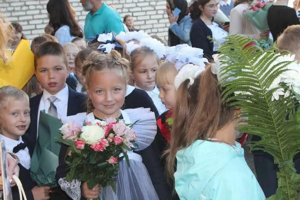 Причёски на 1 сентября в 1 класс. Линейки 2022 хабаровск 77 школа. 1 сентября линейка 1 класс. Песня на линейки. Песни для линейки первоклассников.