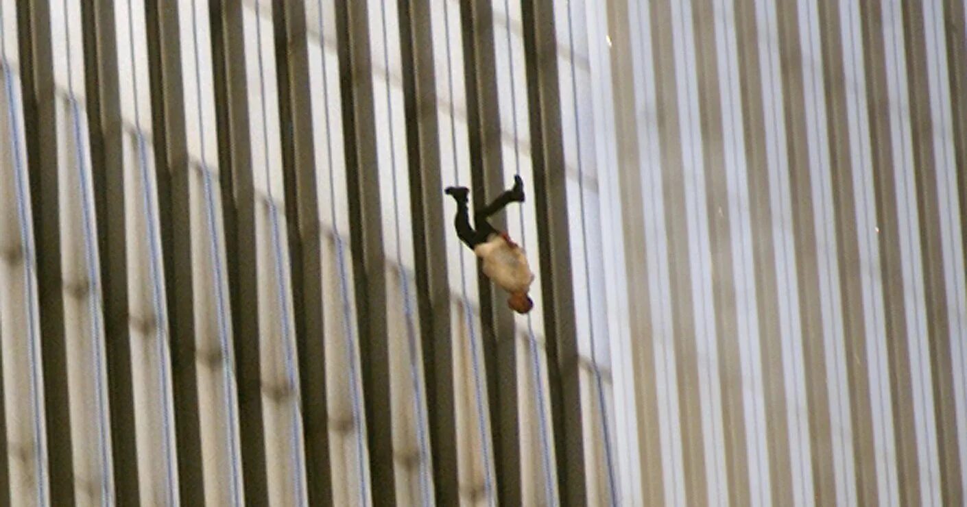 11 сентября 2001 люди падают. Люди падают из башен втц 11 сентября. Падающий человек ричард дрю 2001. Падающий человек фото 11 сентября. Падение башен близнецов 11 сентября 2001.