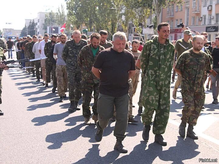 Украинцы донецка. Пленные ВСУ на параде в Донецке. Парад пленных Донецк 2014. Парад военнопленных в Донецке.