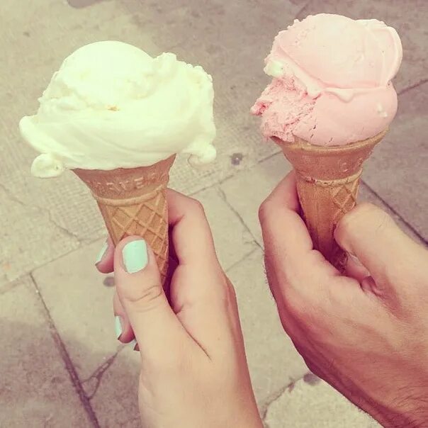 Мороженка на двоих. Мороженое в руке у девушки. Мороженное в руках у девушки. Девушка с мороженым в руке. Два мороженых в руках.