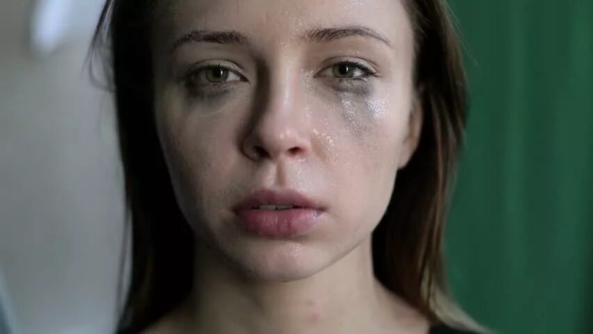 Женское лицо плачет. Половина лица девушки. Look she cry. Потухший взгляд у женщины. Слёзы на щеках.