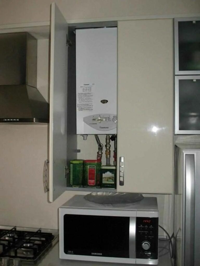 Можно ли газовый котел в шкаф. Газовая колонка на кухне. микроволновка под газовым котлом. газовый котел на кухне. газовая колонка в шкафу.