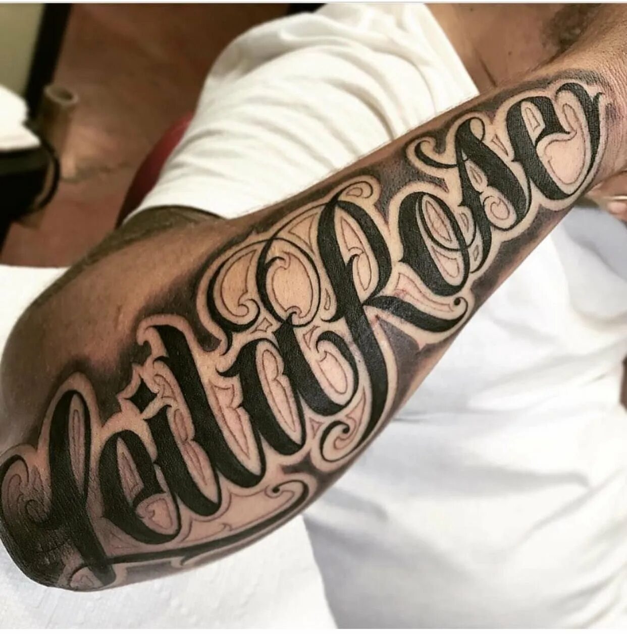 тату на руке мужские над. тату чикано надписи. тату надписи фото мужские. тату надписи мужские.