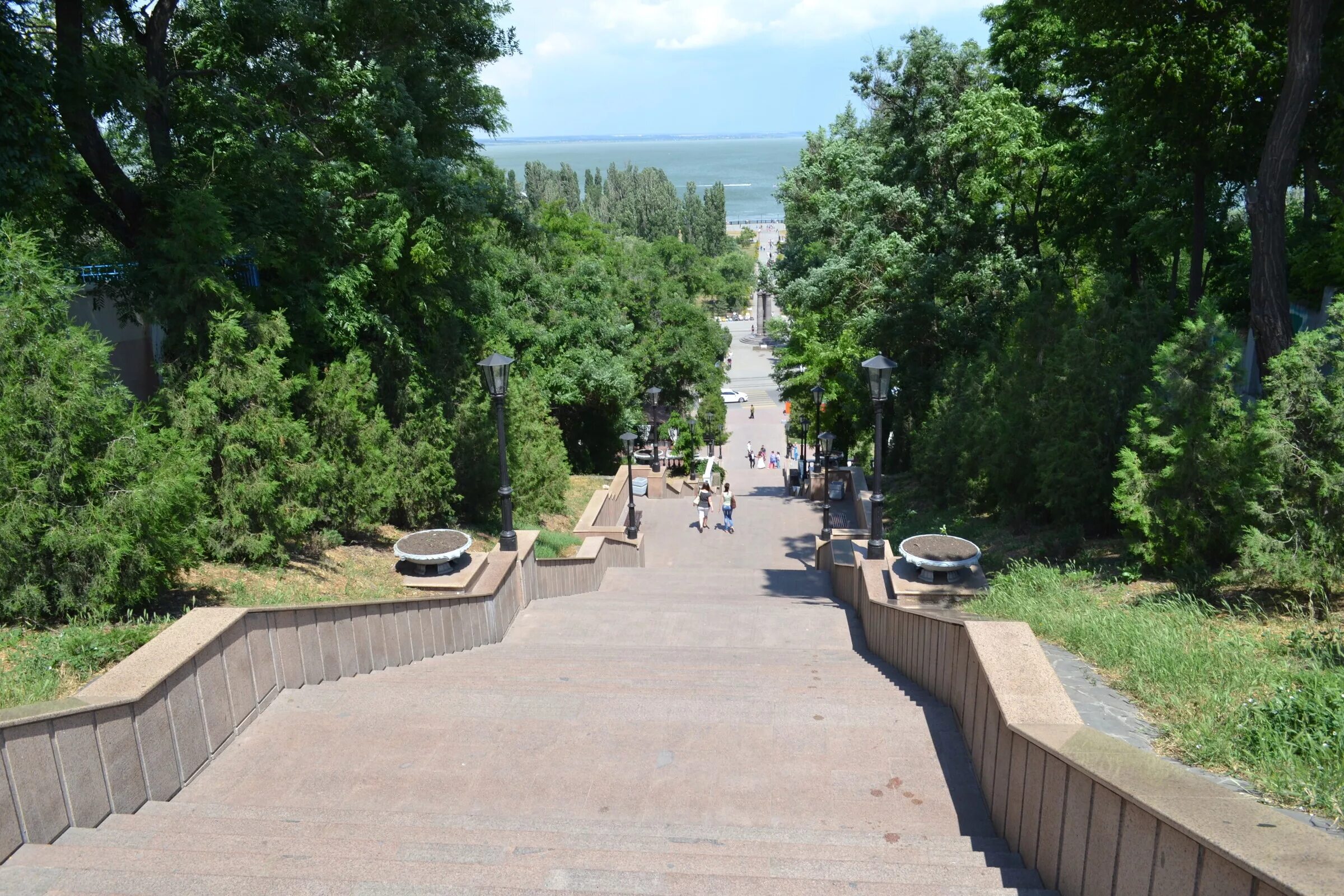 Таганрог купить под. Депальдовская лестница в Таганроге. Таганрог набережная каменная лестница. Каменная лестница Таганрог достопримечательность. Таганрог Петровская лестница.